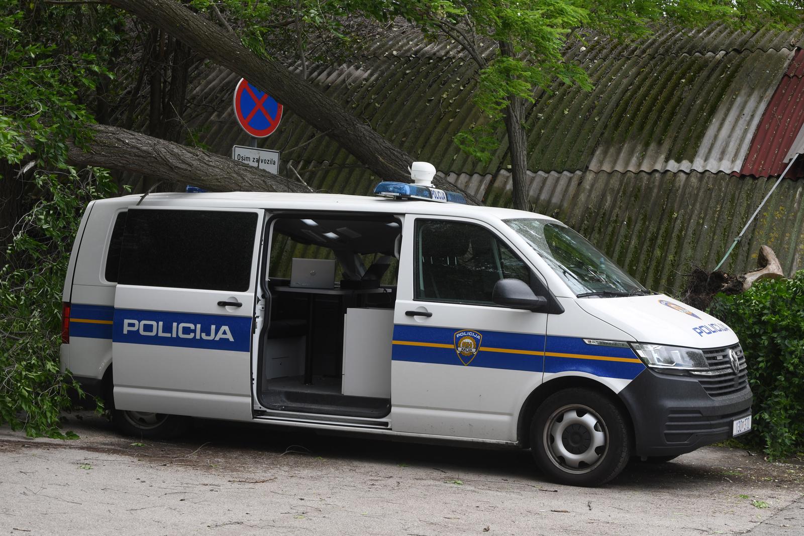 16.05.2023., Sibenik - Jak vjetar srusio veliko drvo i razbio policijski kombi. Photo: Hrvoje Jelavic/PIXSELL