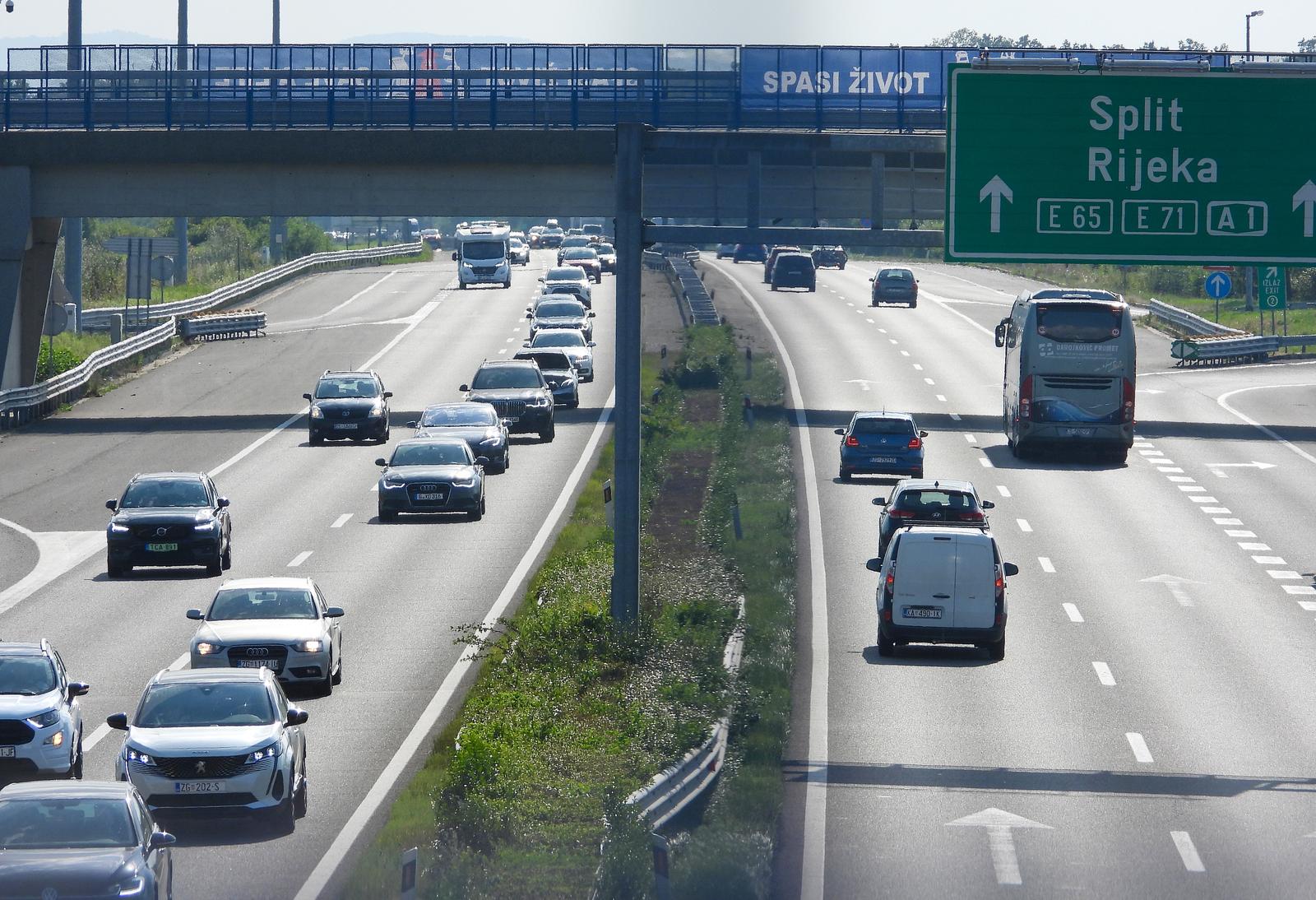17.07.2023., Zdencina - Gust promet na autocesti A1 u oba smjera. Photo: Matija Habljak/PIXSELL