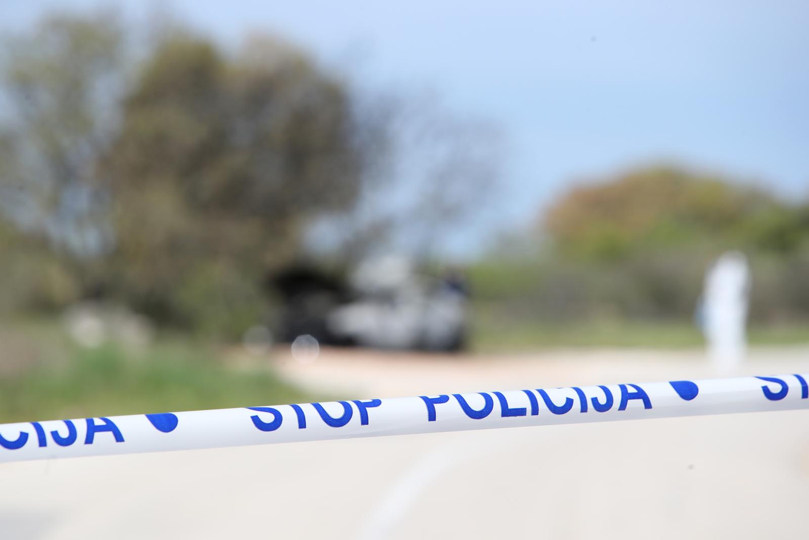 20.04.2023., Zadar - Na lokalnoj cesti u Lovincu na automobilu je izbio pozar. Automobil je u potpunosti izgorio, a u njemu je pronadjena jedna smrtno stradala osoba. Photo: Sime Zelic/PIXSELL