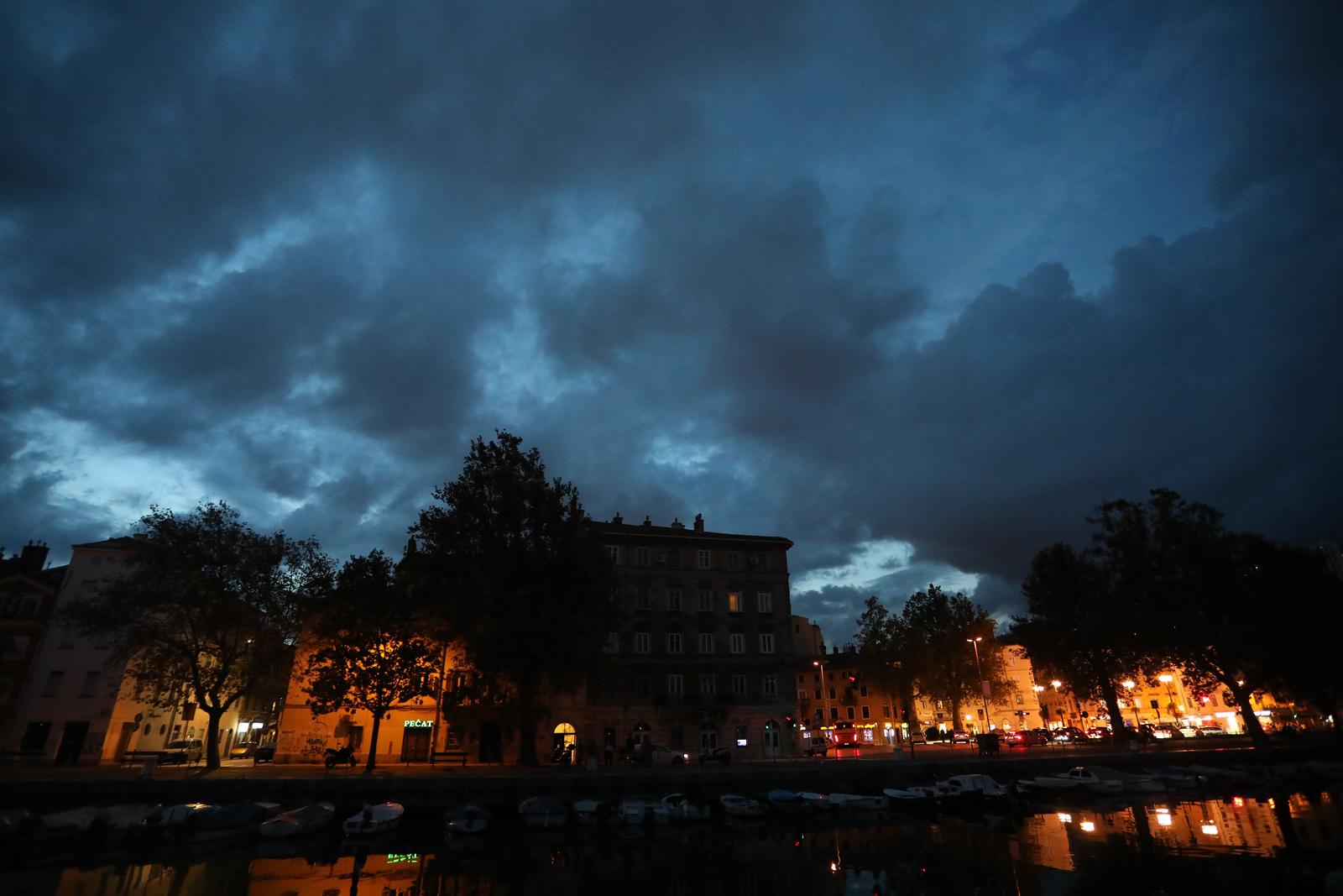 20.09.2023., Rijeka - Tamni kisni oblaci nad Rijekom u sumrak. Photo: Goran Kovacic/PIXSELL