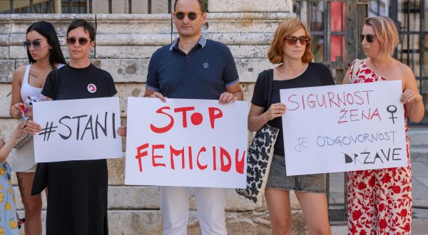 21.08.2023., Zadar - Na Narodnom trgu odrzan je prosvjed protiv nasilja nad zenama. Na prosvjedu je sudjelovala glumici Tihana Lazovic i Slavko Sobin.  Photo: Dino Stanin/PIXSELL
