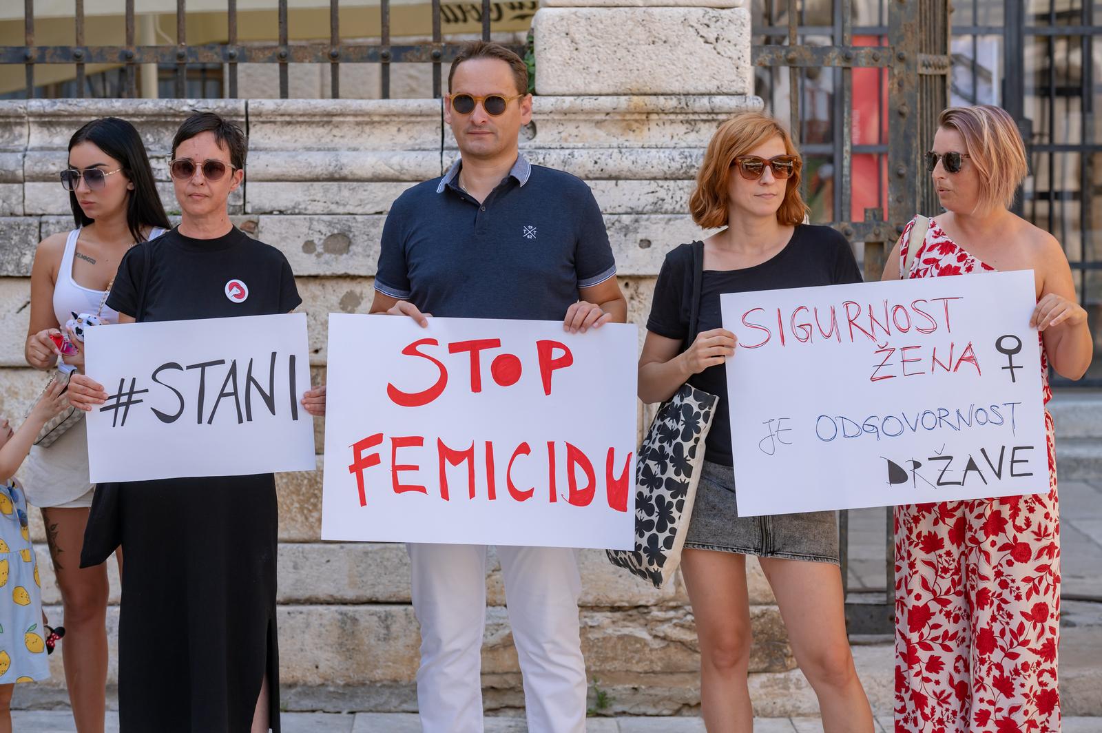 21.08.2023., Zadar - Na Narodnom trgu odrzan je prosvjed protiv nasilja nad zenama. Na prosvjedu je sudjelovala glumici Tihana Lazovic i Slavko Sobin.  Photo: Dino Stanin/PIXSELL