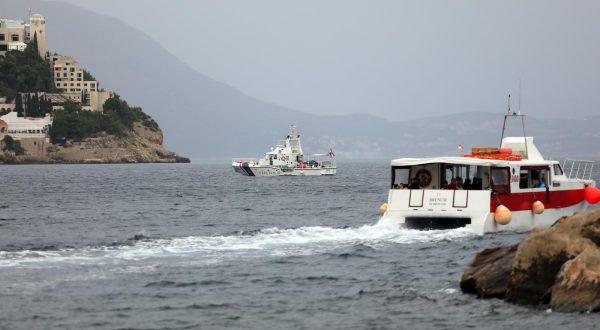 25.09.2023.,Dubrovnik- U tijeku je velika potraga za kajakasima koji su se prevrnuli s vanjske strane otoka Lokruma. Dio izletnika je spasen, a za ostalima se jos traga.  Photo: Grgo Jelavic/PIXSELL