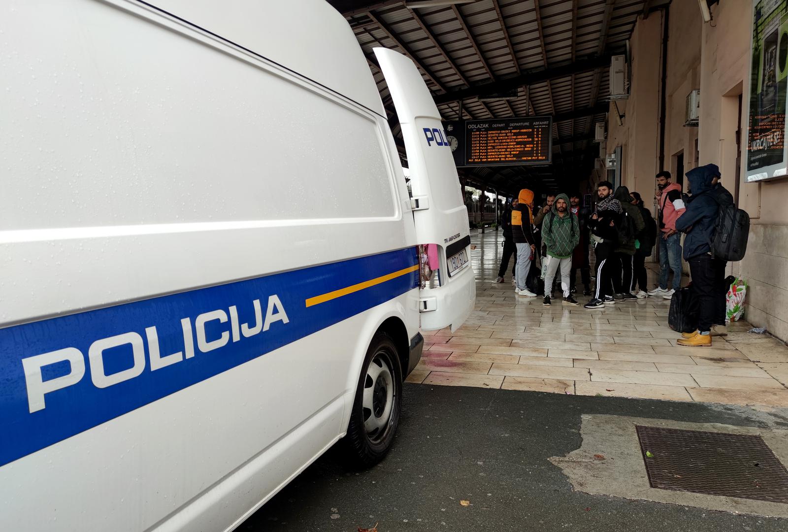25.10.2022., Zagreb - Policija je na Glavnom kolodvoru pretrazila nekoliko migranata te ih nakon toga odvezla u policijskom kombiju Photo: Slaven Branislav Babic/PIXSELL