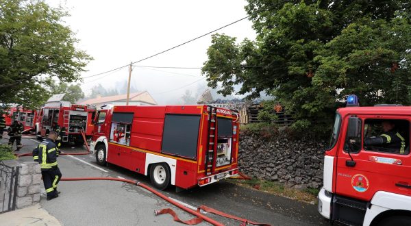 28.08.2023., Hreljin - Pozar obiteljske kuce, skladista i sume na Hreljinu gasi 56 vatrogasaca sa 21 vozilom iz 14 vatrogasnih postrojbi sa podrucja zupanije.  Photo: Goran Kovacic/PIXSELL