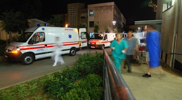 30.08.2007., Zadar - Nakon stradavanja na Kornatima, vatrogasci su dovezeni na Odjel kirurgije zadarske Opce bolnice. rPhoto: Dino Stanin/PIXSELL