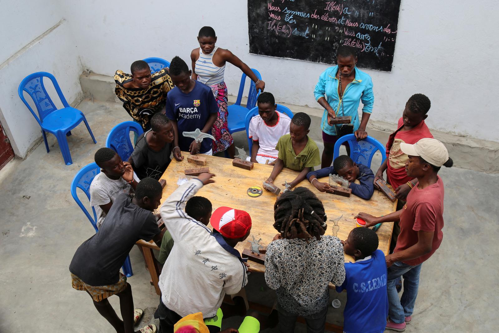 Homeless teenagers take part in a workshop at Mokili Na Poche cultural centre, a Congolese arts refuge that helps street children, in Kinshasa, Democratic Republic of Congo September 5, 2023. REUTERS/Justin Makangara Photo: JUSTIN MAKANGARA/REUTERS