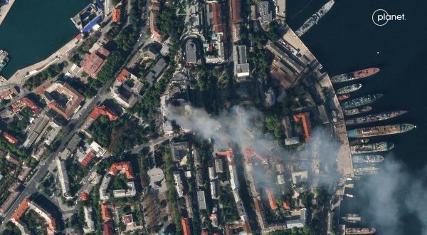 A satellite image shows smoke billowing from a Russian Black Sea Navy HQ after a missile strike, as Russia's invasion of Ukraine continues, in Sevastopol, Crimea, September 22, 2023.  PLANET LABS PBC/Handout via REUTERS    THIS IMAGE HAS BEEN SUPPLIED BY A THIRD PARTY.  NO RESALES. NO ARCHIVES. MANDATORY CREDIT. DO NOT OBSCURE LOGO Photo: Handout/REUTERS