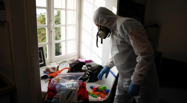 Salim Dahou, biocide technician from the company Hygiene Premium, inspects an apartment in order to treat it against bedbugs in L'Hay-les-Roses, near Paris, France, September 29, 2023. REUTERS/Stephanie Lecocq Photo: STEPHANIE LECOCQ/REUTERS