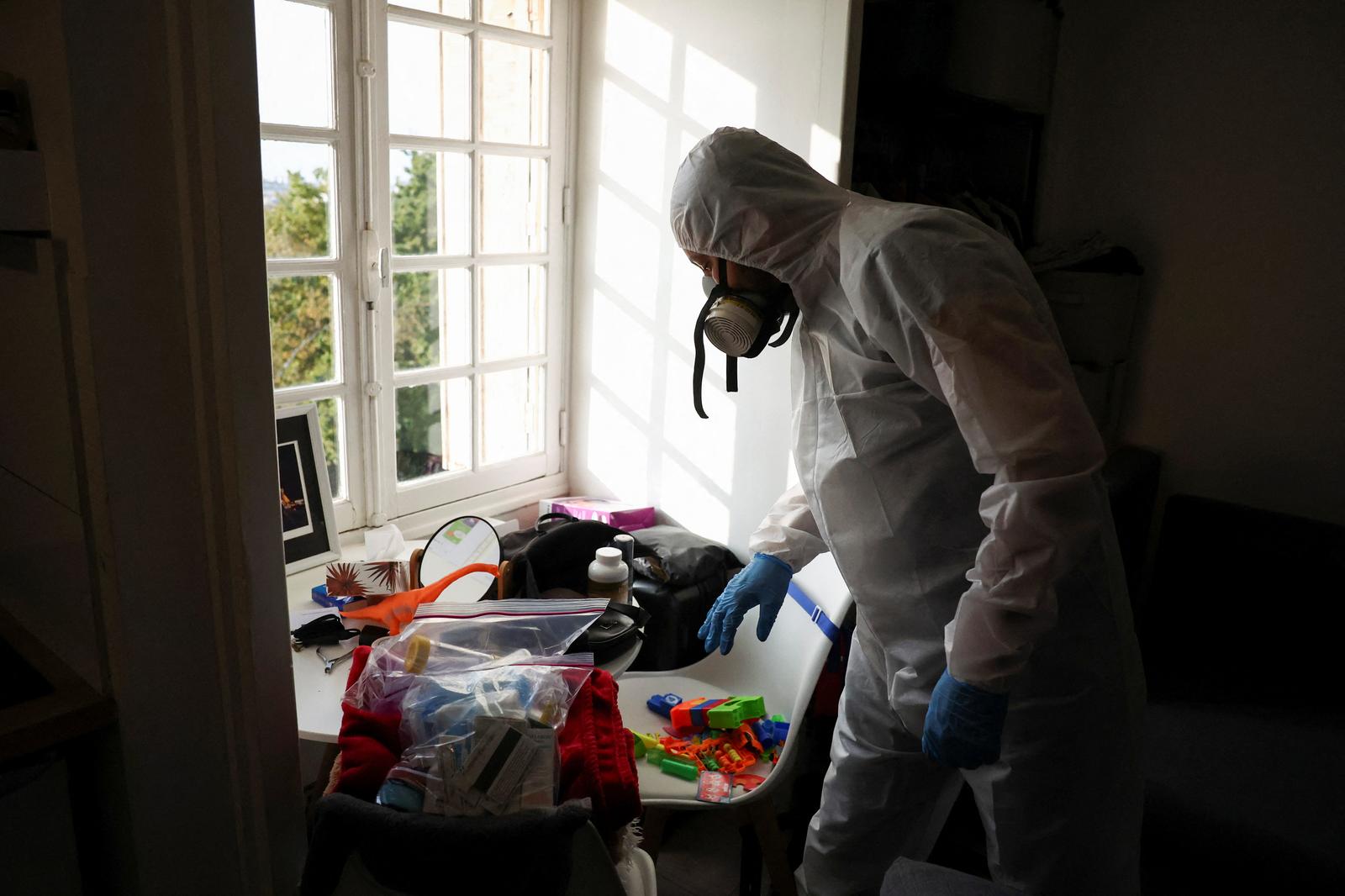 Salim Dahou, biocide technician from the company Hygiene Premium, inspects an apartment in order to treat it against bedbugs in L'Hay-les-Roses, near Paris, France, September 29, 2023. REUTERS/Stephanie Lecocq Photo: STEPHANIE LECOCQ/REUTERS
