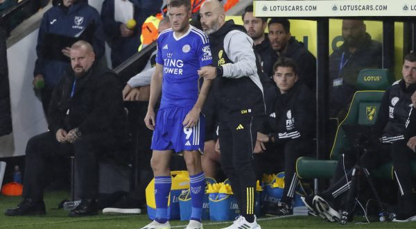 Norwich City v Leicester City Sky Bet Championship Leicester City Manager Enzo Maresca gives instructions to Jamie Vardy of Leicester City as he prepares to come on as sub during the Sky Bet Championship match at Carrow Road, Norwich Copyright: xPaulxChestertonx FIL-18988-0167