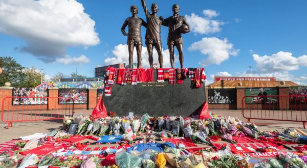 Floral tributes around the ÔUnited TrinityÕ statue outside Old Trafford football ground in Manchester on Sunday 22 October 2023. Fans have gathered following the announcement of the death of former Manchester United player Sir Bobby Charlton on Saturday. Charlton, who passed peacefully in the early hours of Saturday morning after being diagnosed with dementia in 2020, lifted three league titles, an FA Cup and a European Cup in a distinguished 17-year career at Old Trafford. He also scored 49 goals in 106 appearances for the Three Lions, famously helping them win the World Cup in 1966. Manchester Greater Manchesrer England Old Trafford PUBLICATIONxNOTxINxUK Copyright: xMattxWilkinsonx