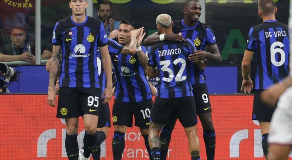 epa10838454 FC Inter's players celebrate the goal scored by FC Inter's forward Lautaro Martinez during the Italian serie A soccer match between Fc Inter and Fiorentina at  Giuseppe Meazza stadium in Milan, Italy, 03 September 2023.  EPA/MATTEO BAZZI
