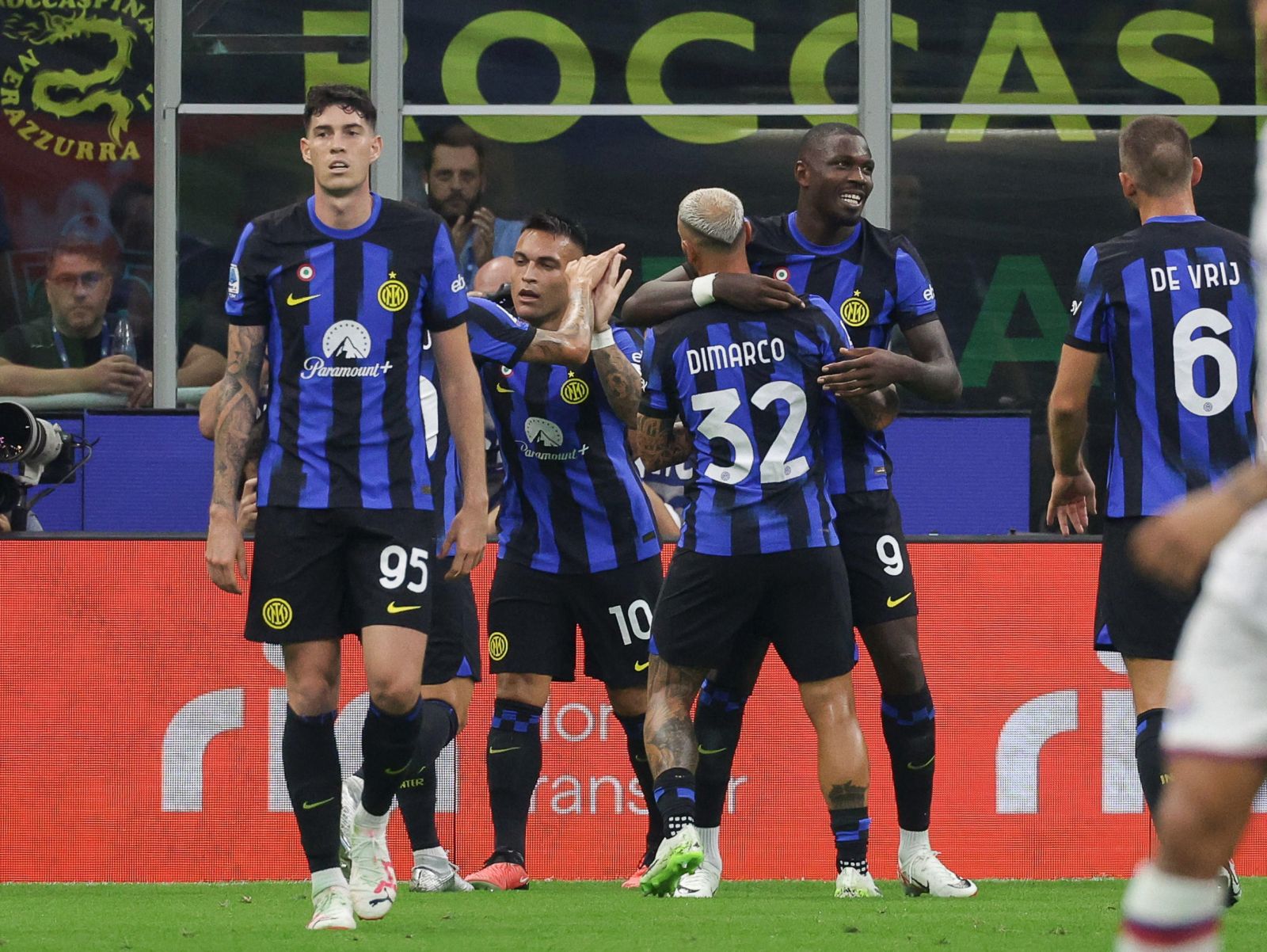 epa10838454 FC Inter's players celebrate the goal scored by FC Inter's forward Lautaro Martinez during the Italian serie A soccer match between Fc Inter and Fiorentina at  Giuseppe Meazza stadium in Milan, Italy, 03 September 2023.  EPA/MATTEO BAZZI