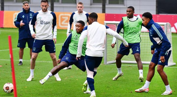 epa10871181 Ajax player Steven Bergwijn during a training session of the team in Amsterdam, Netherlands, 20 September 2023. Ajax Amsterdam face Olympique Marseill in a UEFA Europa League match on 21 September.  EPA/OLAF KRAAK