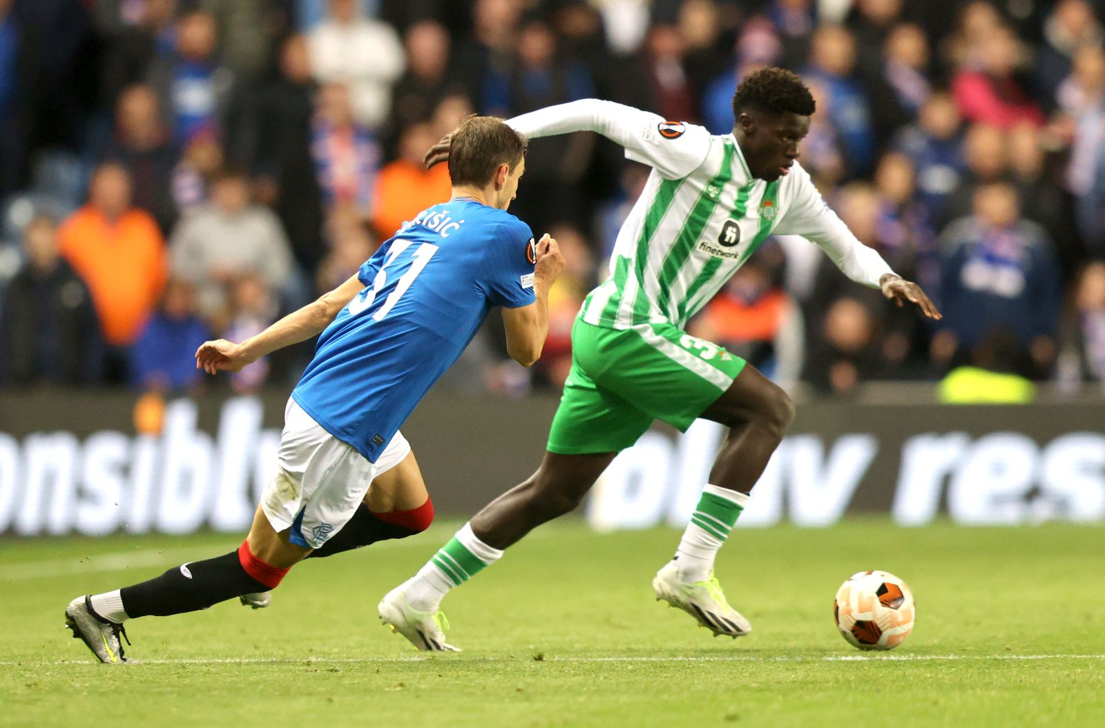 epa10875793 Borna Barisic (L) of Rangers in action against Assane Diao of Real Betis during the UEFA Europa League Group C match between Glasgow Rangers and Real Betis in Glasgow, Britain, 21 September 2023.  EPA/ROBERT PERRY