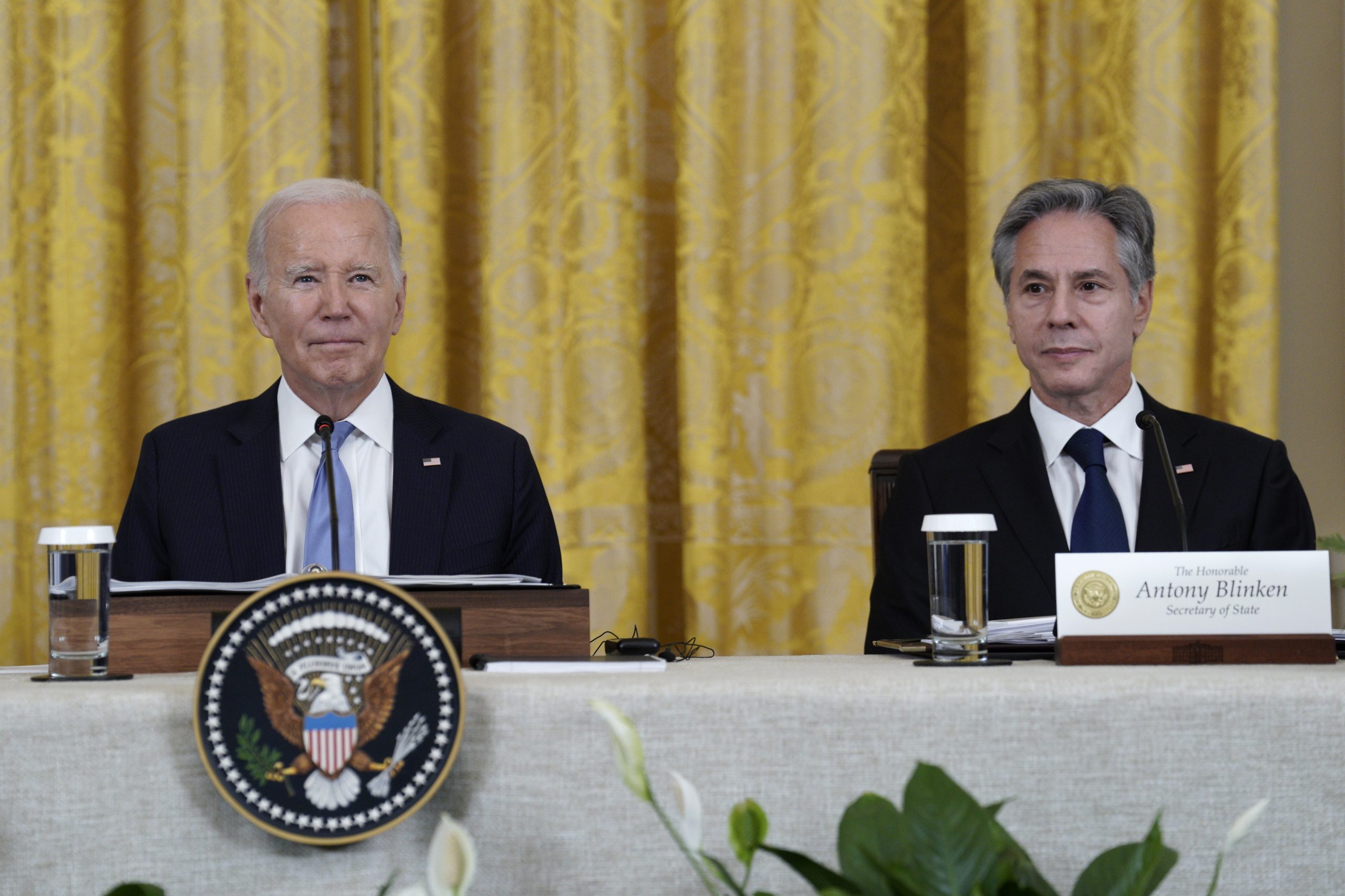 epa10882745 US President Joe Biden (L), next to Secretary of State Antony Blinken, hosts the US-Pacific Islands Forum Summit at the White House in Washington, DC, USA, 25 September 2023, to gather with leaders to discuss regional priorities such as 'tackling the climate crisis' and 'advancing economic growth,' according to the White House.  EPA/Yuri Gripas / POOL