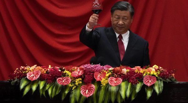 epa10887619 Chinese President Xi Jinping makes a toast to leaders and invited guests after delivering his speech at a dinner marking the upcoming 74th anniversary of the founding of the People's Republic of China at the Great Hall of the People in Beijing, China, 28 September 2023. China marks its national day on 01 October.  EPA/Andy Wong / POOL