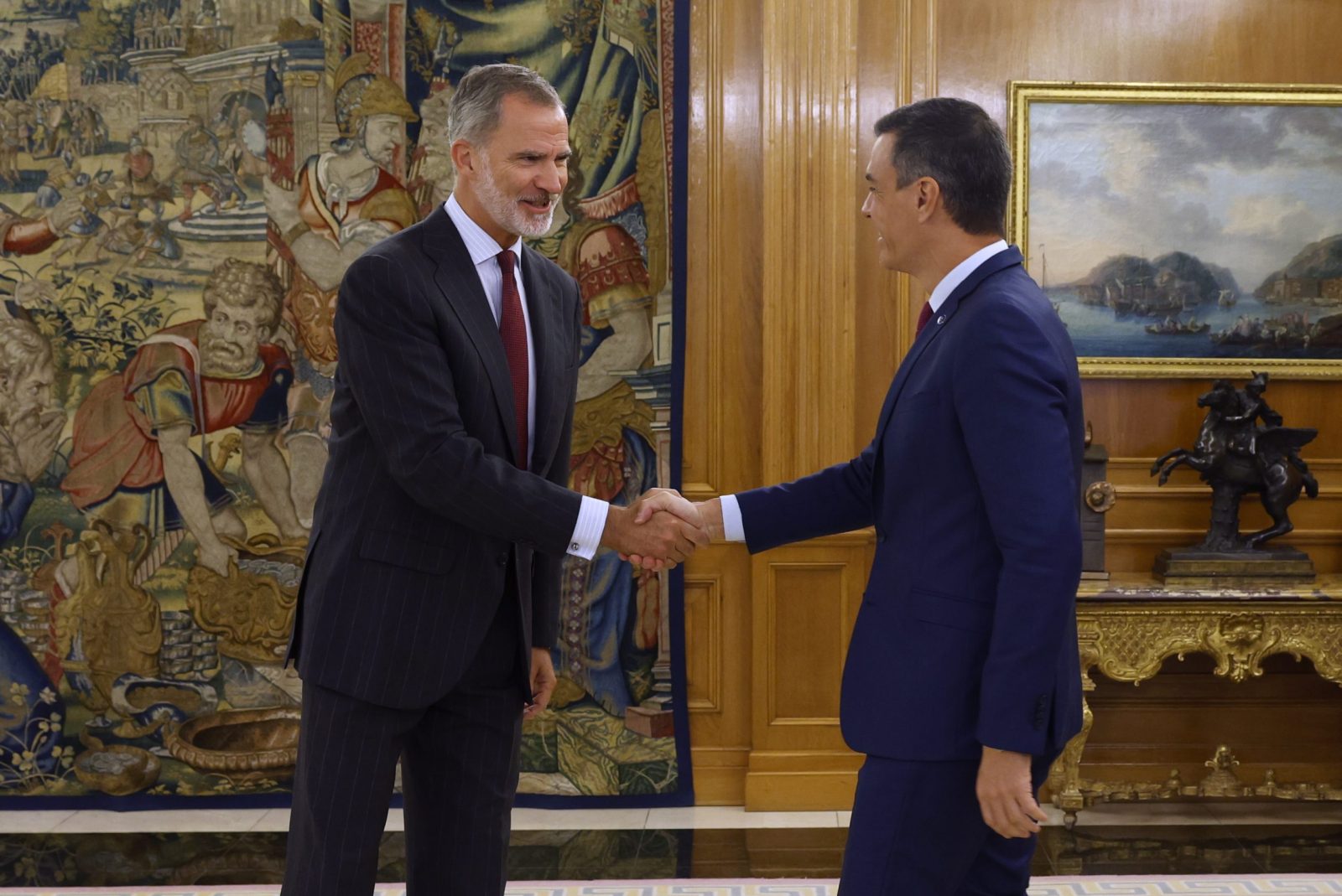 epa10896735 Spain's King Felipe VI (L) meets acting Spanish Prime Minister and General Secretary of Spanish socialist party PSOE Pedro Sanchez (R) at Zarzuela Palace in Madrid, Spain, 03 October 2023. Spain's King Felipe VI began a new round of meetings with leaders of political parties to designate a new candidate for prime minister's post after the failed investiture of the leader of the People's Party (PP) Alberto Nunez Feijoo.  EPA/FERNANDO ALVARADO / POOL POOL