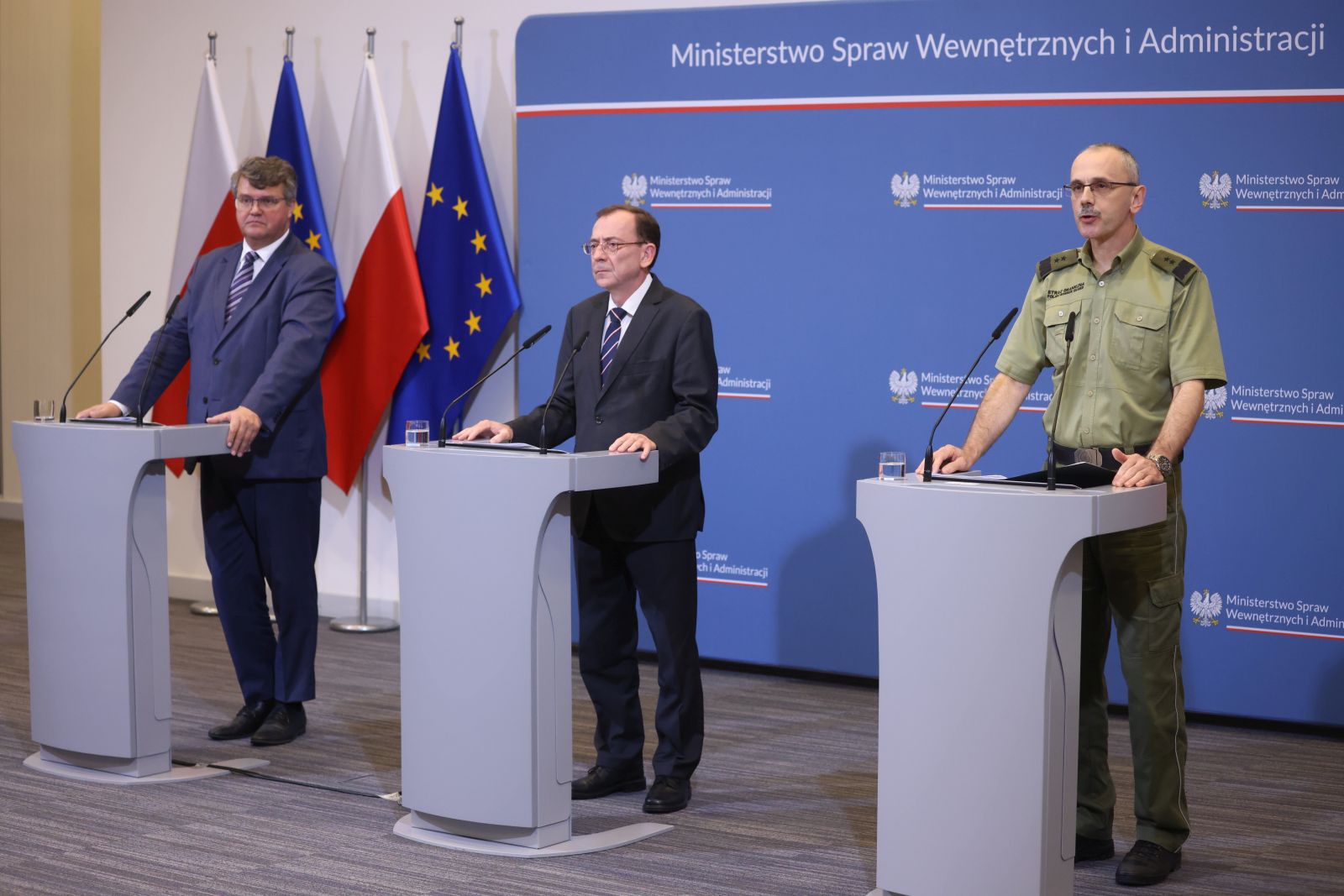 epa10896782 Polish Minister of Internal Affairs and Administration Mariusz Kaminski (C), Deputy Minister of Internal Affairs and Administration Maciej Wasik (L) and Commander in Chief of the Border Guard Major General Tomasz Praga (R) attend a press conference at the Ministry of Internal Affairs headquarters in Warsaw, Poland, 03 October 2023. The head of the MIA announced that Poland is reintroducing temporary border control on the Polish-Slovak border at midnight.  EPA/Leszek Szymanski  POLAND OUT