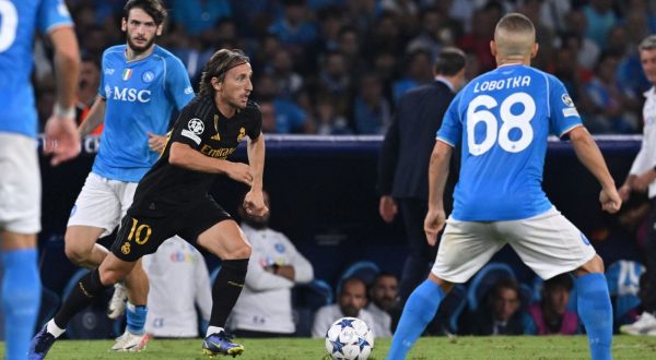 epa10898424 Real Madrid’s Luka Modric (L) in action during the UEFA Champions League group C soccer match between SSC Napoli and Real Madrid, in Naples, Italy, 03 October 2023.  EPA/CIRO FUSCO
