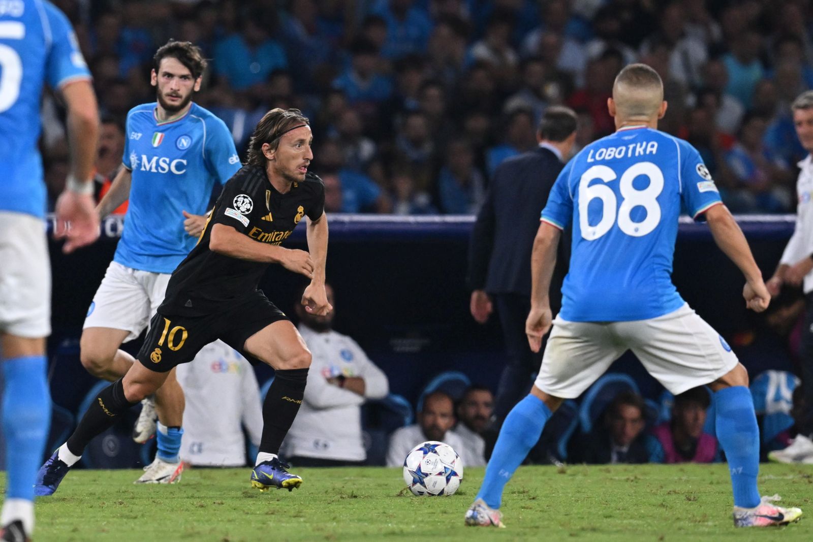 epa10898424 Real Madrid’s Luka Modric (L) in action during the UEFA Champions League group C soccer match between SSC Napoli and Real Madrid, in Naples, Italy, 03 October 2023.  EPA/CIRO FUSCO