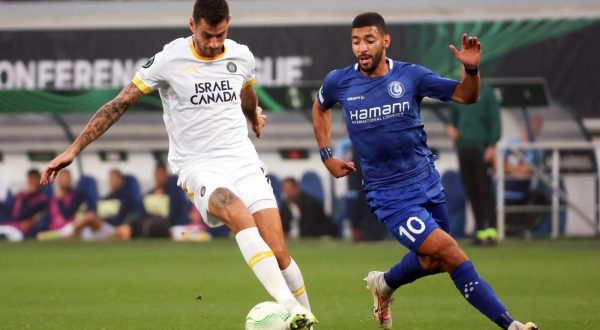 epa10901923 Nir Bitton (L) of Maccabi Tel Aviv and Tarik Tissoudali (R) of Gent in action during the UEFA Europa Conference League group B match between KAA Gent and Maccabi Tel Aviv in Ghent, Belgium, 05 October 2023.  EPA/OLIVIER HOSLET