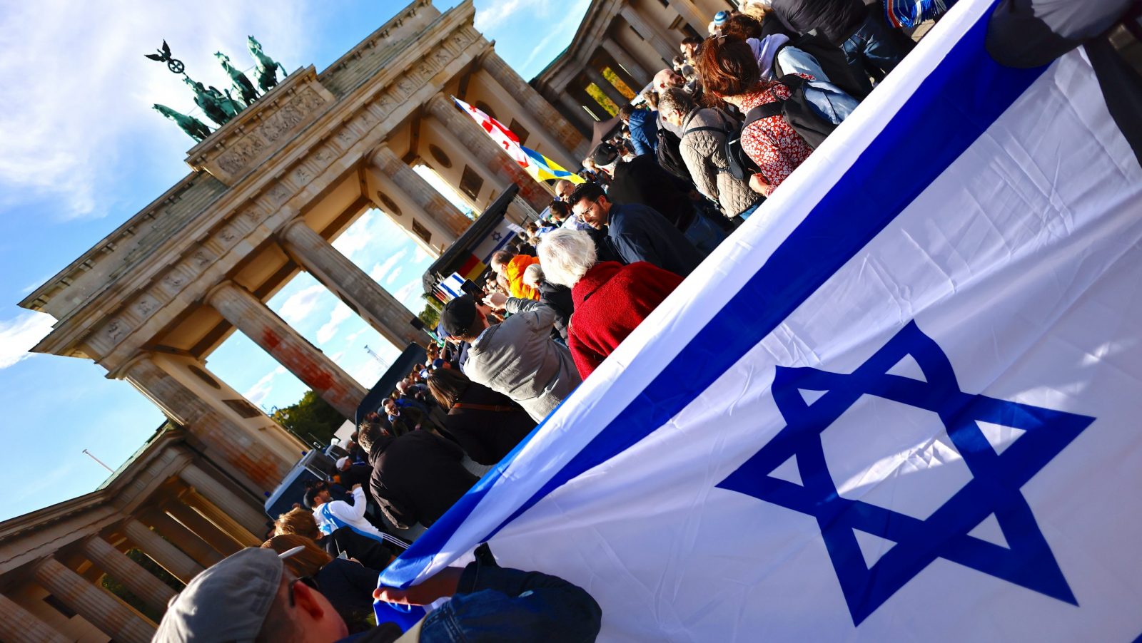 epa10907312 People take part in a solidarity demonstration for Israel on the 'Pariser Platz' square in front of the landmark Brandenburg Gate, in Berlin, Germany, 08 Oktober 2023. Hundreds joined the demonstration that came one day after a surprise attack on Israel claimed by the Islamist movement Hamas, in which more than 300 Israelis were killed and over 1,000 left injured, according to the Israeli foreign ministry. Israeli air strikes in retaliation for rocket attacks have killed over 300 people in the Gaza Strip, with almost 2,000 wounded, according to Palestinian official sources.  EPA/HANNIBAL HANSCHKE