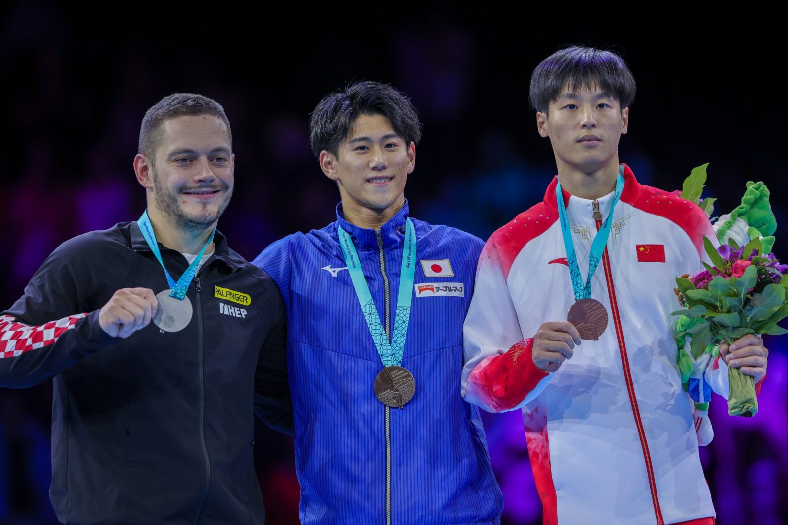 epa10907897 (L-R) Tin Srbic from Croatia wins the Silver Medal, Daiki Hashimoto from Japan wins the Gold Medal and Weide Su of China wins the Bronze Medal on the Horizontal Bar of the Men’s Finals of the Artistic Gymnastics World Championships in Antwerp, Belgium, 08 October 2023.  EPA/OLIVIER MATTHYS