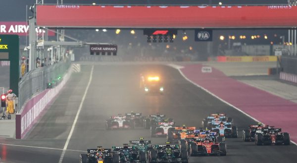 epa10908045 Dutch Formula One driver Max Verstappen (L) of Red Bull Racing leads the pack into turn 1 after the start of the Formula 1 Qatar Grand Prix in Lusail, Qatar, 08 October 2023.  EPA/ALI HAIDER