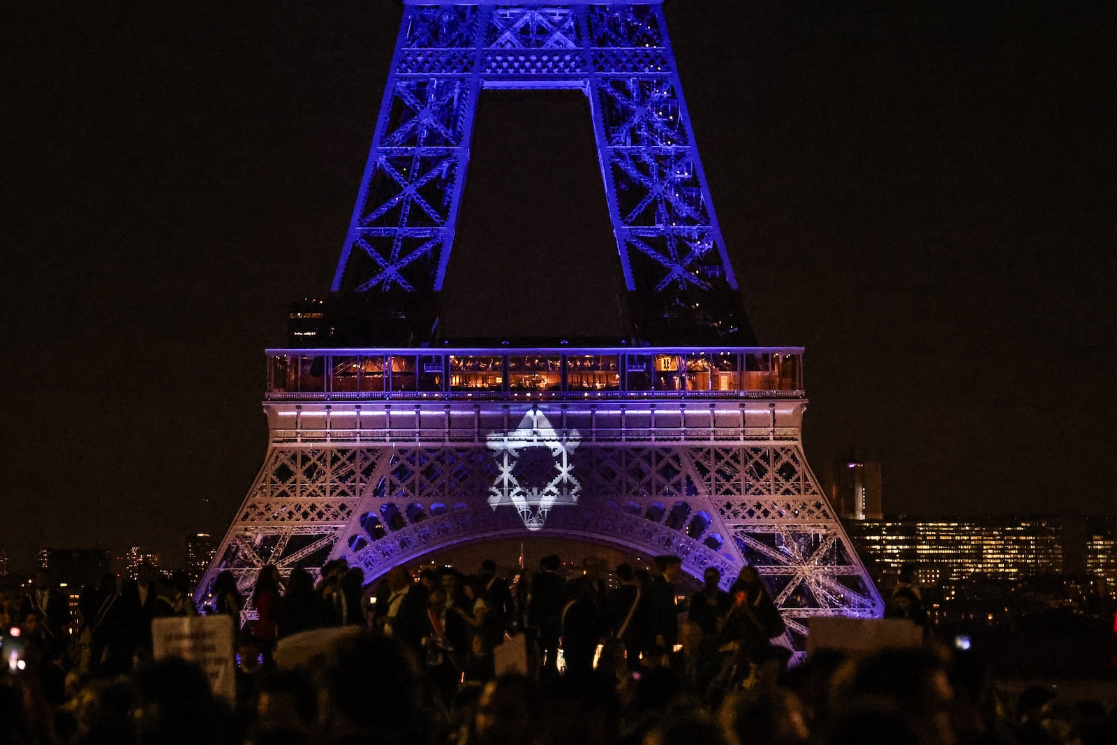 epa10910386 The Eiffel Tower lights up in colors of Israeli flag during a rally in support of Israel in Paris, France, 09 October 2023. More than 700 Israelis were killed and over 2,000 were injured since the Islamist movement Hamas carried out an unprecedented attack on southern Israel on 07 October, the Israeli army said. According to Palestinian officials, more than 700 people were killed and nearly 4,000 were injured as a result of Israelâ€™s retaliatory raids and air strikes in the Palestinian enclave.  EPA/MOHAMMED BADRA