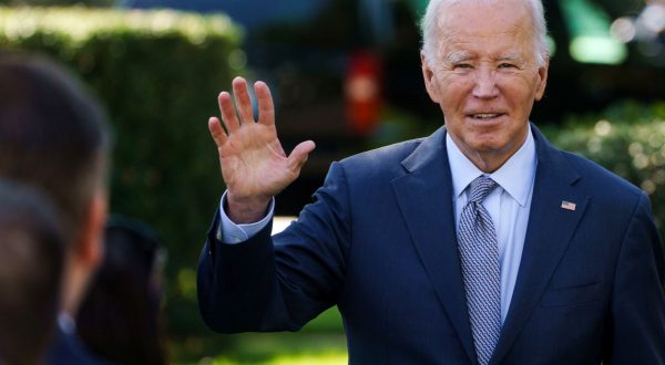 epa10913614 US President Joe Biden waves after delivering remarks on consumer protections in the Rose Garden of the White House in Washington, DC, USA, 11 October 2023. President Biden announced new measures targeted against hidden junk fees affecting consumers.  EPA/WILL OLIVER