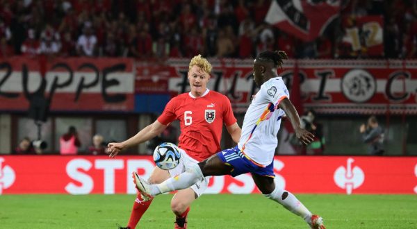 epa10917619 Austria's Nicolas Seiwald (L) and Belgium's Jeremy Doku (R) in action during the UEFA EURO 2024 group F qualification round match between Austria and Belgium in Vienna, Austria, 13 October 2023.  EPA/CHRISTIAN BRUNA