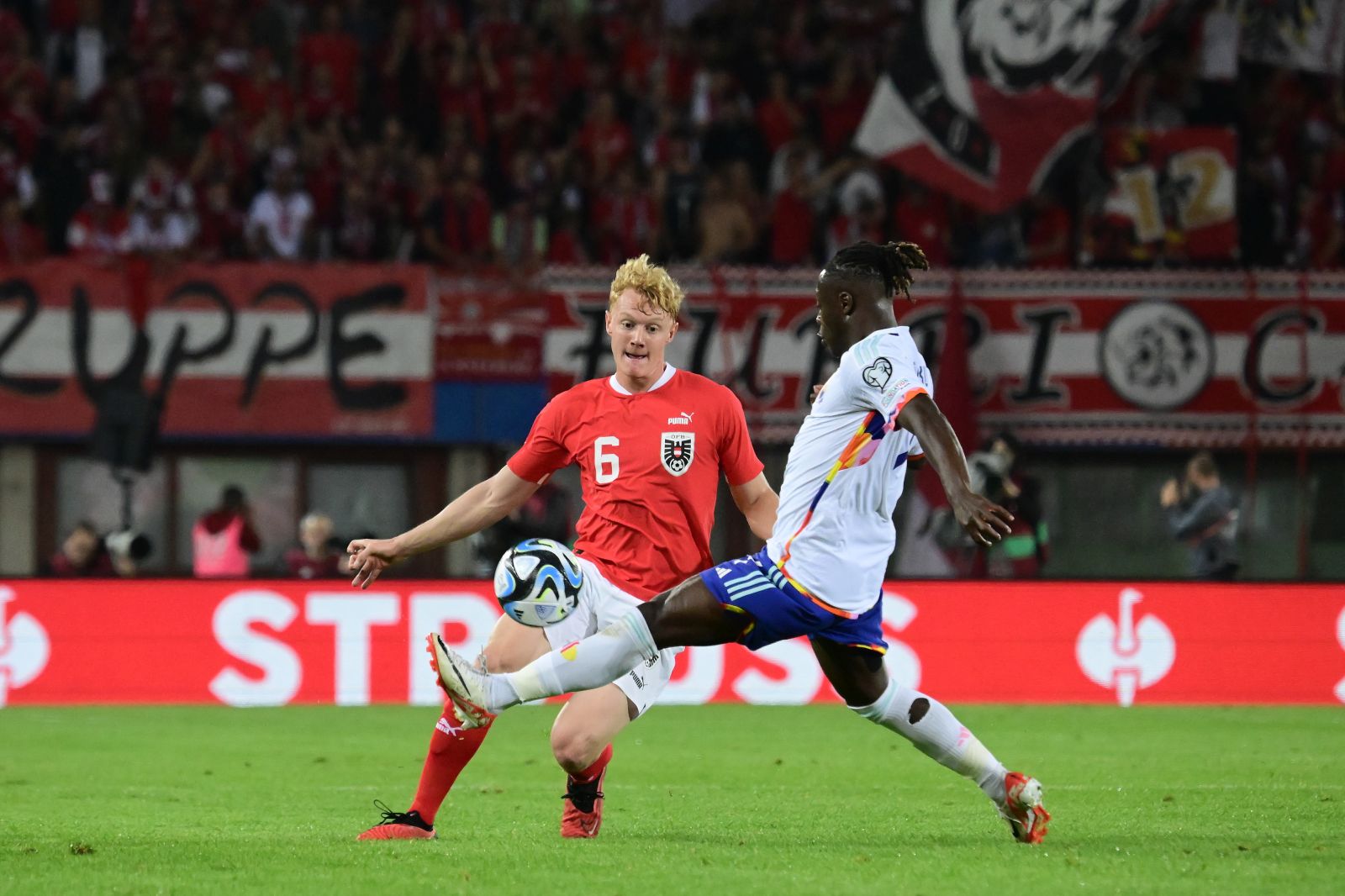 epa10917619 Austria's Nicolas Seiwald (L) and Belgium's Jeremy Doku (R) in action during the UEFA EURO 2024 group F qualification round match between Austria and Belgium in Vienna, Austria, 13 October 2023.  EPA/CHRISTIAN BRUNA