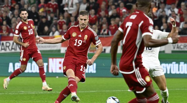 epa10919372 Barnabas Varga (L) of Hungary scores the first goal during the Euro 2024 group G qualifying soccer match Hungary vs Serbia in Puskas Arena in Budapest, Hungary, 14 October 2023.  EPA/Tamas Kovacs HUNGARY OUT