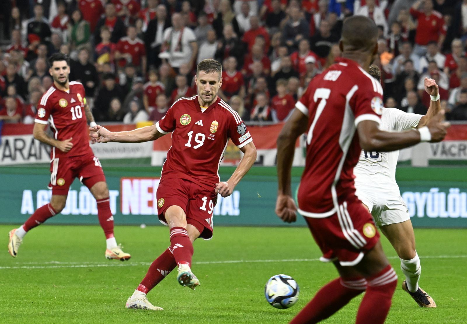 epa10919372 Barnabas Varga (L) of Hungary scores the first goal during the Euro 2024 group G qualifying soccer match Hungary vs Serbia in Puskas Arena in Budapest, Hungary, 14 October 2023.  EPA/Tamas Kovacs HUNGARY OUT