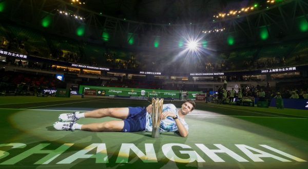 epa10920119 Hubert Hurkacz of Poland poses during the trophy ceremony after winning the final  match against Andrey Rublev of Russia at the Shanghai Masters tennis tournament, Shanghai, China, 15 October 2023.  EPA/ALEX PLAVEVSKI