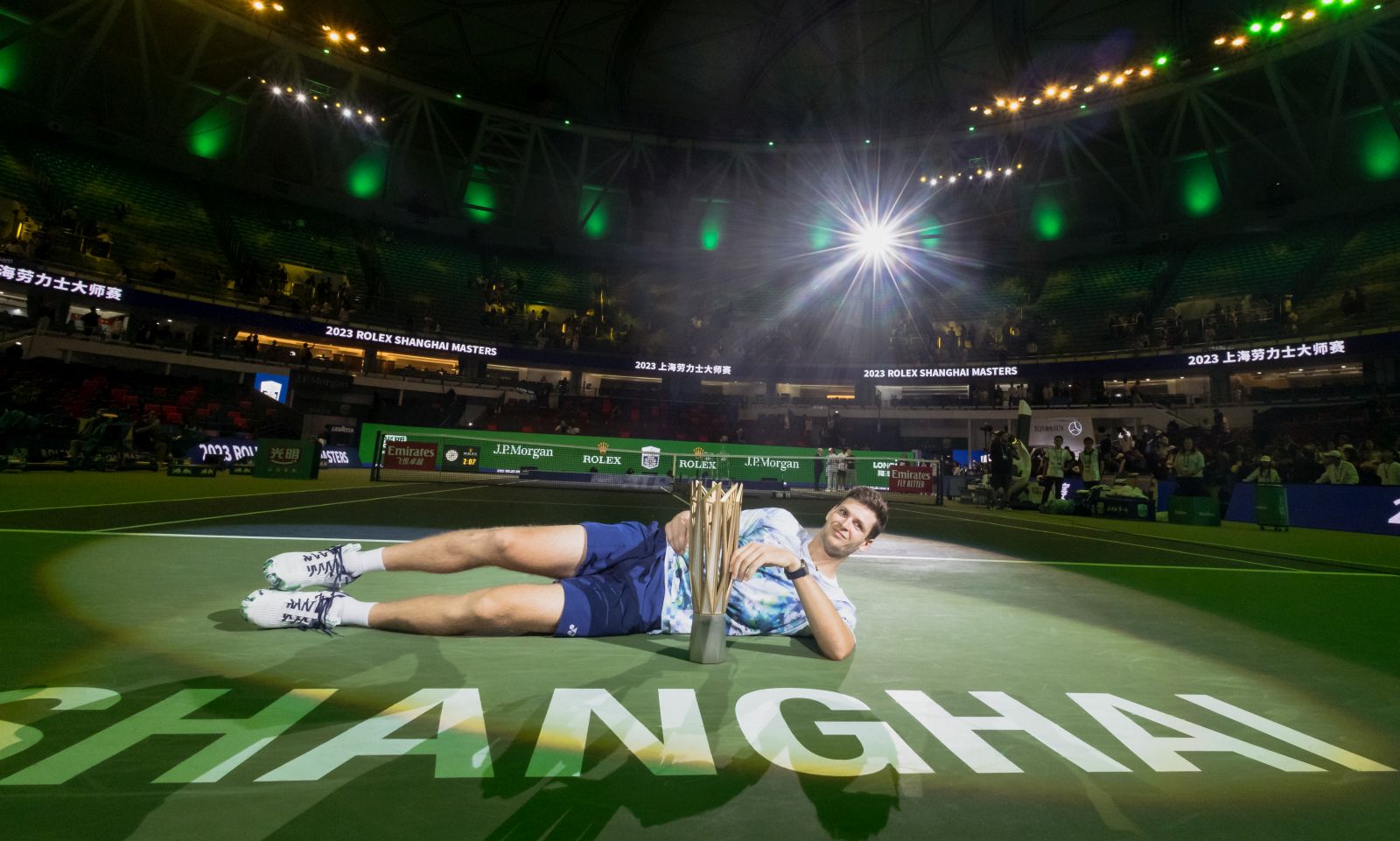 epa10920119 Hubert Hurkacz of Poland poses during the trophy ceremony after winning the final  match against Andrey Rublev of Russia at the Shanghai Masters tennis tournament, Shanghai, China, 15 October 2023.  EPA/ALEX PLAVEVSKI