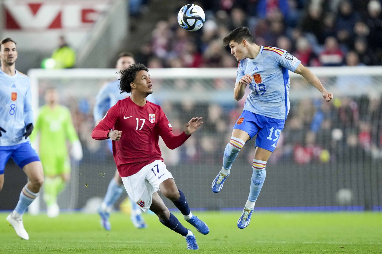 epa10920869 Norway's Oscar Bobb and Spain's Fran Garcia in action during the UEFA EURO 2024 group A qualifying soccer match between Norway and Spain, in Oslo, Norway, 15 October 2023.  EPA/FREDRIK VARFJELL  NORWAY OUT