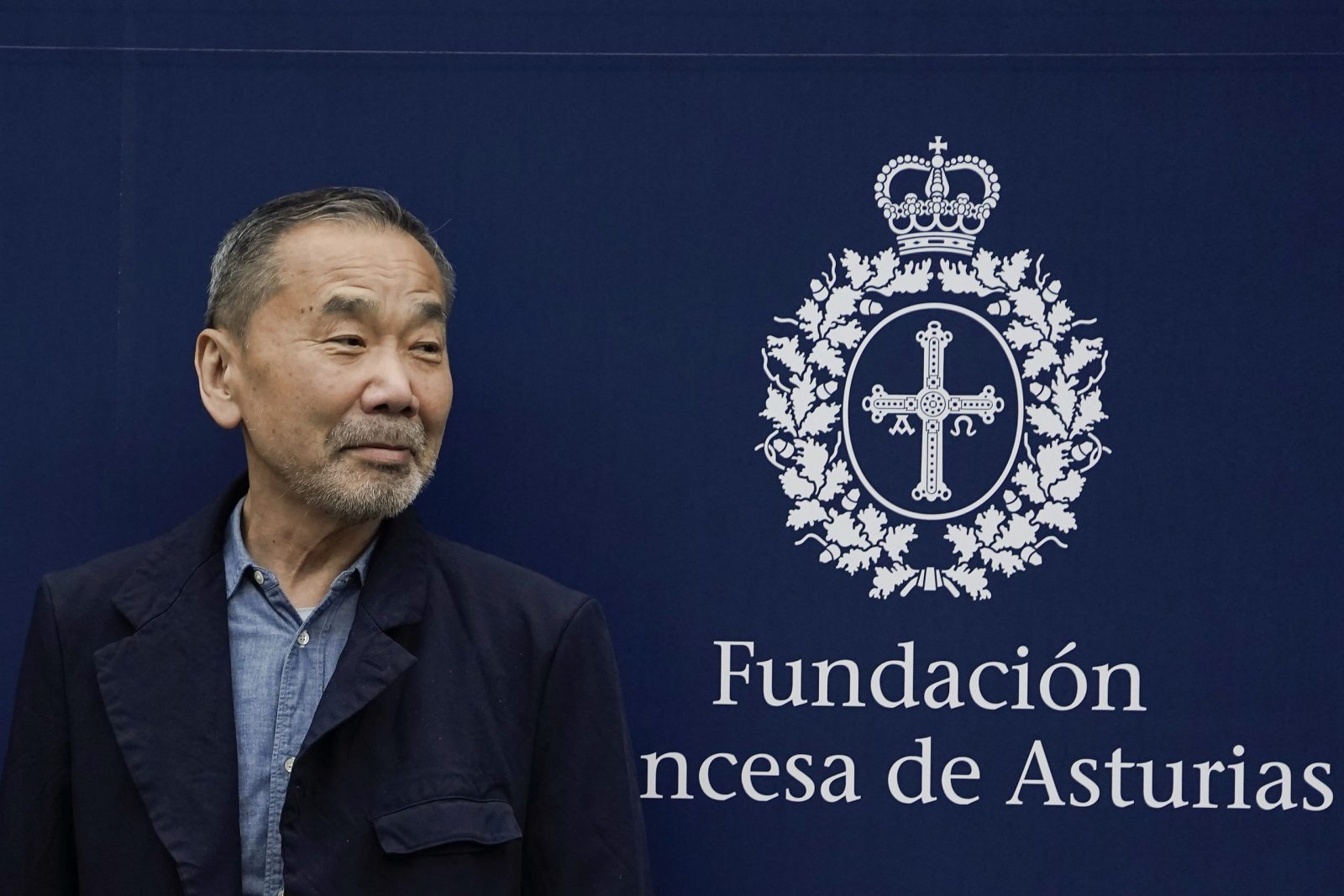 epa10922379 Japanese writer Haruki Murakami, winner of 2023 Princess of Asturias Award for Literature, poses upon his arrival in Oviedo, Asturias, northern Spain, 16 October 2023. 2023 Princess of Asturias awarding ceremony will be held on 20 October at Oviedo's Campoamor Theater.  EPA/PACO PAREDES   JAPAN OUT