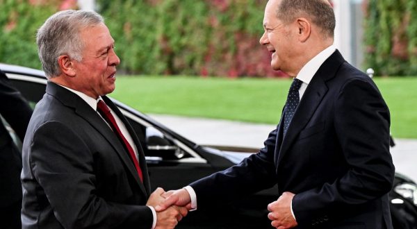 epa10922931 German Chancellor Olaf Scholz (R) welcomes King Abdullah II Ibn Al Hussein of Jordan prior to their meeting at the Chancellery in Berlin, Germany, 17 October 2023.  EPA/FILIP SINGER