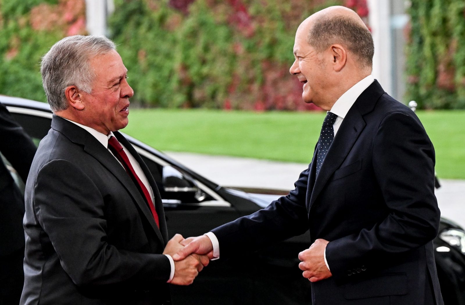 epa10922931 German Chancellor Olaf Scholz (R) welcomes King Abdullah II Ibn Al Hussein of Jordan prior to their meeting at the Chancellery in Berlin, Germany, 17 October 2023.  EPA/FILIP SINGER