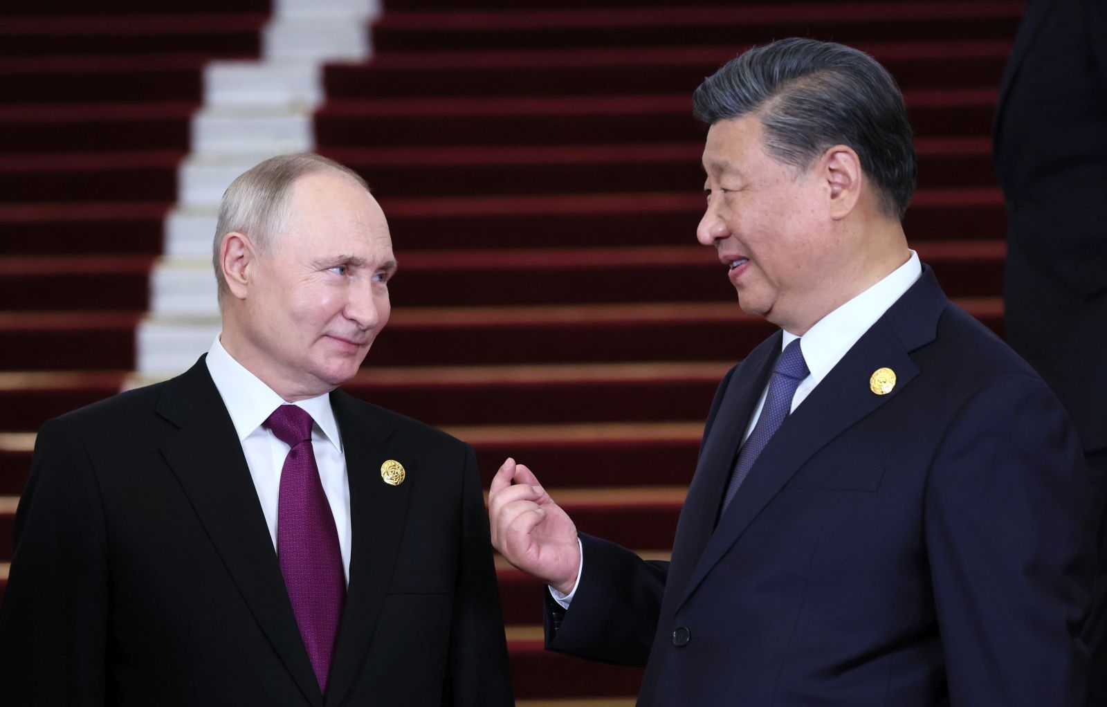 epa10923430 Russian President Vladimir Putin (L) speaks with Chinese President Xi Jinping during a welcoming ceremony for heads of delegations participating in the 3rd Belt and Road Forum for International Cooperation, at the Great Hall of the People in Beijing, China, 17 October 2023. Russian President Vladimir Putin attends the 'One Belt, One Road’ forum in Beijing on October 17-18. As part of this trip, he plans to hold talks with Chinese President Xi Jinping.  EPA/SERGEI SAVOSTYANOV /SPUTNIK / KREMLIN POOL MANDATORY CREDIT