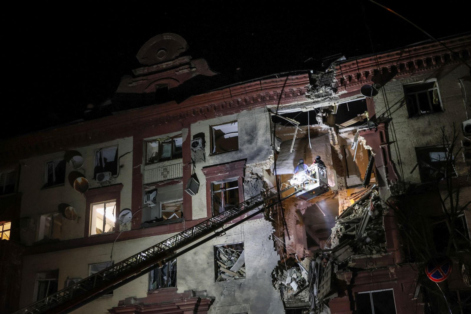 epa10924945 Rescue services attend to the scene of a residential building hit by a missile strike in, Zaporizhia, Ukraine, 18 October 2023. Two people were killed and three injured after Russia attacked Zaporizhzhia with missiles overnight, the Interior Ministry reported.  EPA/Kateryna Klochko