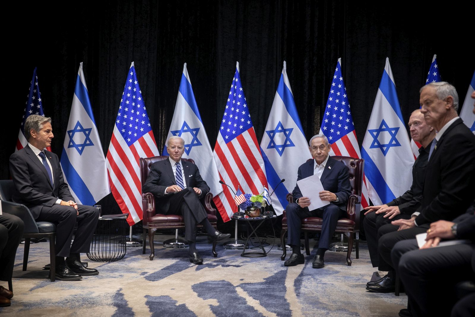 epa10925730 (L-R) US Secretary of State Antony Blinken, US President Joe Biden, Israeli Prime Minister Benjamin Netanyahu, Israeli Defense Minister Yoav Gallant, and Benny Gantz, who is part of the new national emergency government look on during a meeting in Tel Aviv, Israel, 18 October 2023. President Biden pledged US support for Israel and said the overnight attack on a hospital in the Gaza strip 'appears' to have been caused 'by the other team'.  EPA/MIRIAM ALSTER / POOL