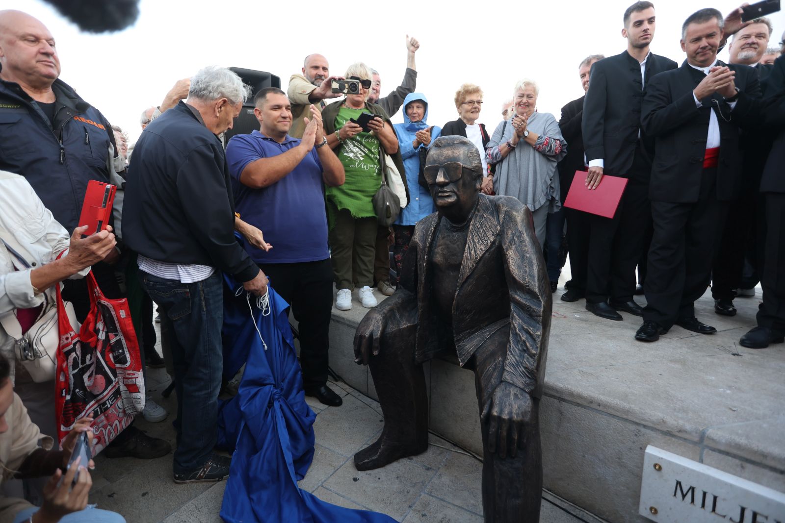 Split, 19.10.2023 - Otkrivanje spomenika Miljenko Smoje na Matejušci. foto / HINA/ Mario STRMOTIĆ/ ms