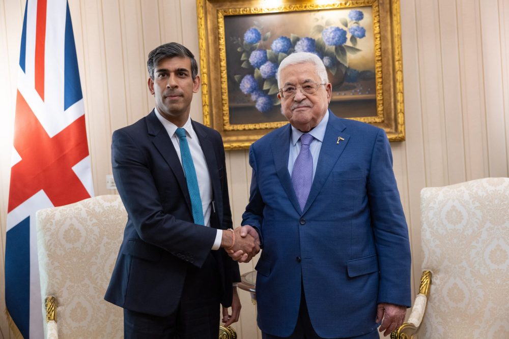 epa10928937 A handout photo made available by Number 10 Downing Street shows British Prime Minister Rishi Sunak (L) meeting the Palestinian President Mahmoud Abbas (R) in Cairo, Egypt, 20 October 2023. This is Sunak's third stop on his tour of the region, part of a diplomatic effort to stop the Israel-Hamas war from escalating.  EPA/SIMON WALKER / NO 10 DOWNING STREET / HANDOUT  
  HANDOUT EDITORIAL USE ONLY/NO SALES HANDOUT EDITORIAL USE ONLY/NO SALES