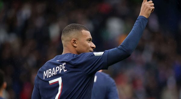 epa10930895 Kylian Mbappe of PSG celebrates after the 1-0 goal during the French Ligue 1 soccer match between Paris Saint Germain and RC Strasbourg in Paris, France, 21 October 2023.  EPA/CHRISTOPHE PETIT TESSON