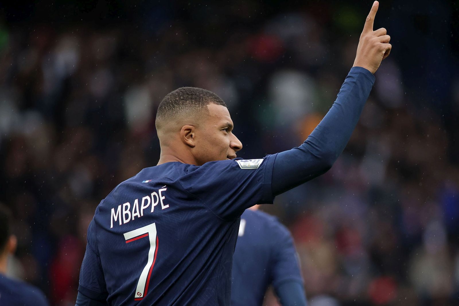 epa10930895 Kylian Mbappe of PSG celebrates after the 1-0 goal during the French Ligue 1 soccer match between Paris Saint Germain and RC Strasbourg in Paris, France, 21 October 2023.  EPA/CHRISTOPHE PETIT TESSON