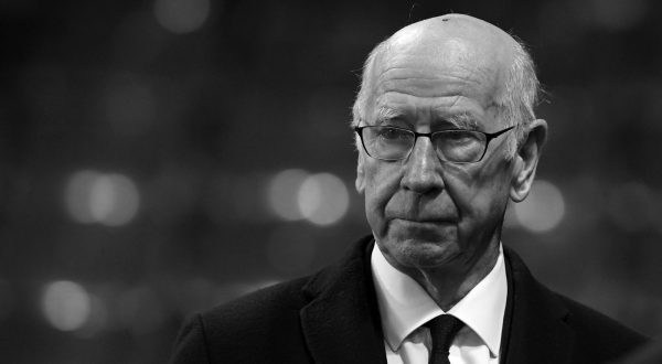 epa10930955 (FILE) - Former Manchester United and England soccer player Sir Bobby Charlton after the English FA Cup quarter-final match between Chelsea FC and Manchester United at Stamford Bridge, London, Britain, 13 March 2017 (Reissued 21 October 2023). English soccer legend Sir Bobby Charlton died at the age of 86 on 21 October 2023.  EPA/WILL OLIVER EDITORIAL USE ONLY. No use with unauthorized audio, video, data, fixture lists, club/league logos or 'live' services. Online in-match use limited to 75 images, no video emulation. No use in betting, games or single club/league/player publications. *** Local Caption *** 53386165